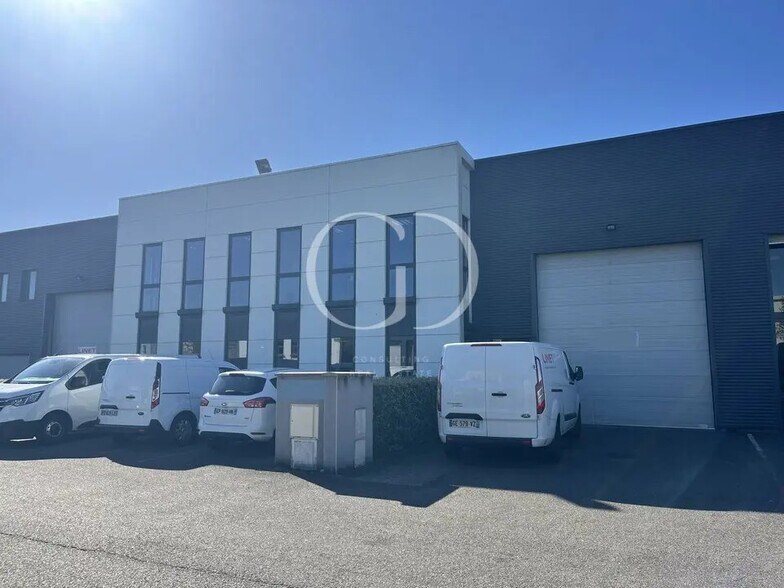 Local d'activités dans Vénissieux à vendre - Photo du bâtiment - Image 2 de 8