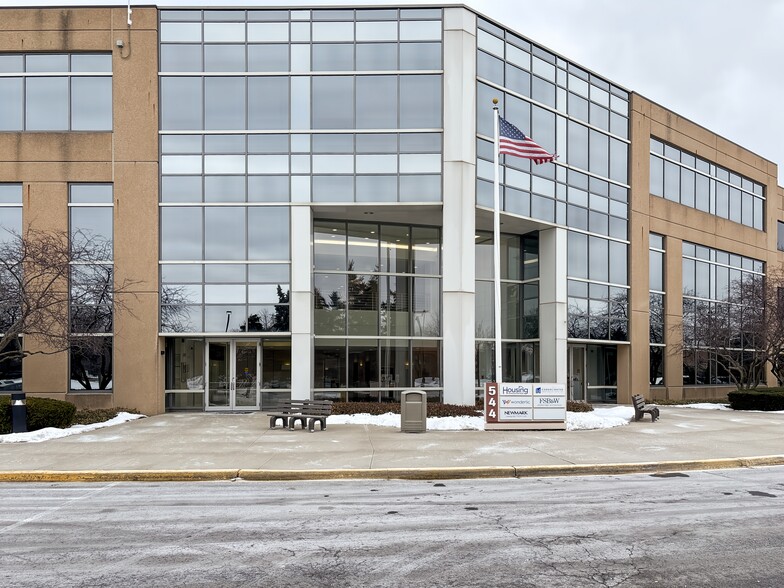 544 Lakeview Pkwy, Vernon Hills, IL à louer - Photo du bâtiment - Image 3 de 16
