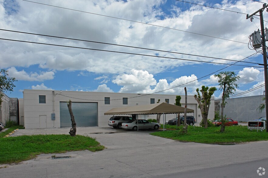 8111-8113 NW 54th St, Miami, FL à louer - Photo du bâtiment - Image 2 de 21