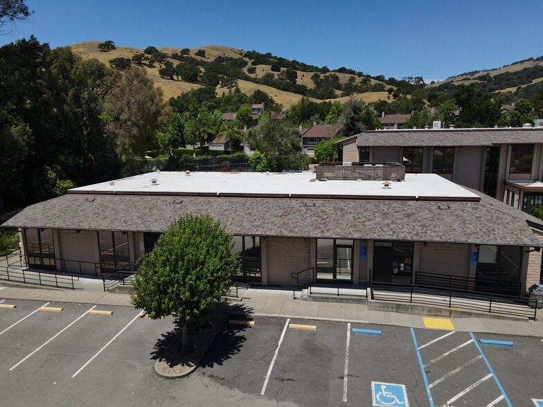 97 San Marin Dr, Novato, CA à louer - Photo du bâtiment - Image 2 de 9