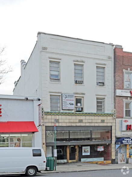 41-23 Bell Blvd, Bayside, NY à louer - Photo du bâtiment - Image 3 de 7