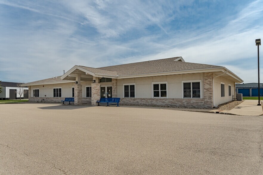 202 5th St SE, Kasson, MN à vendre - Photo du bâtiment - Image 1 de 36