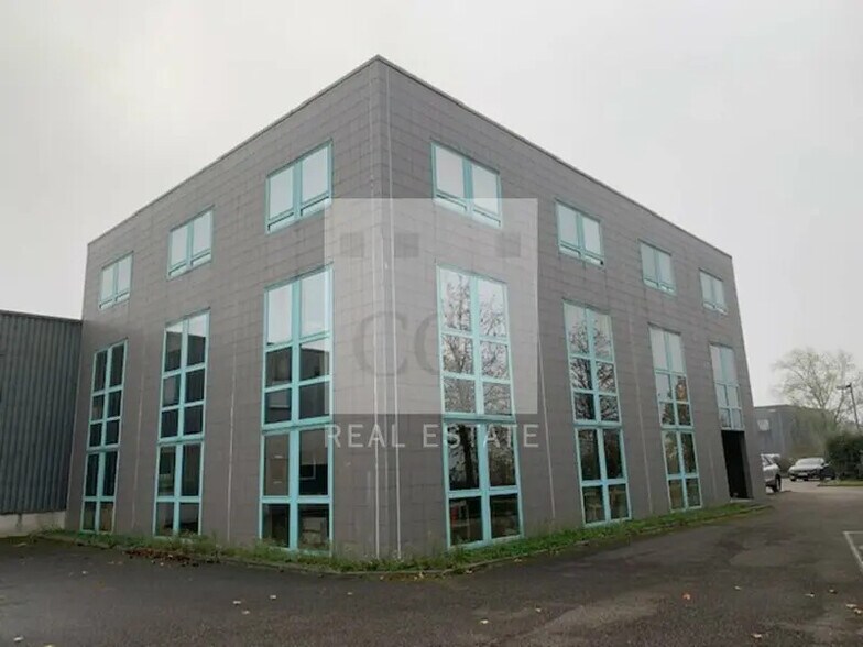 25 Rue Du 35eme Regiment D'Aviation, Bron à vendre - Photo du bâtiment - Image 1 de 8