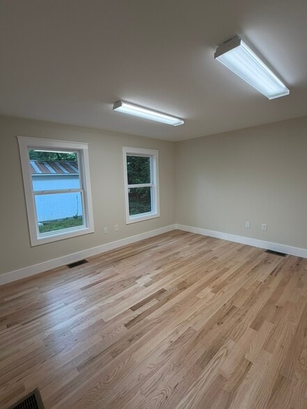 84 E. Chatham St, Pittsboro, NC for lease - Building Photo - Image 3 of 6