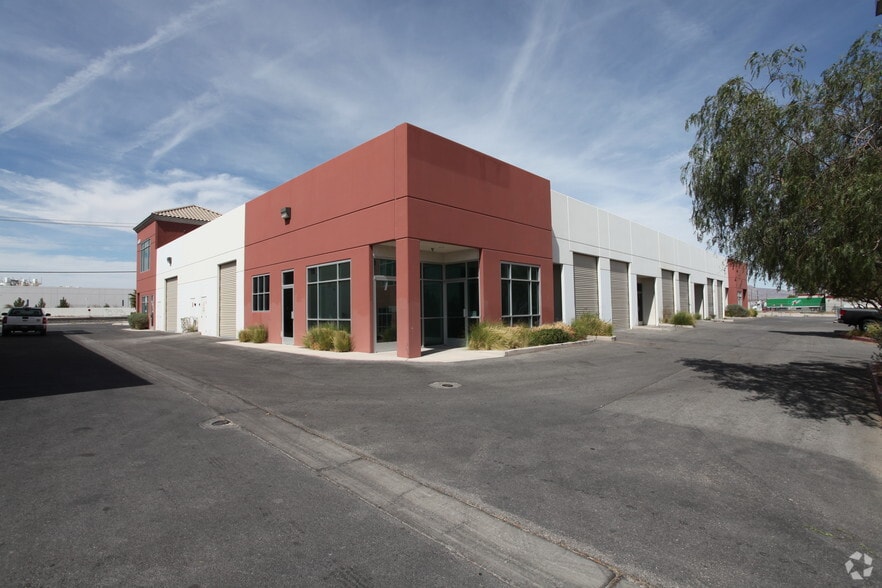 4560 Donovan Way, North Las Vegas, NV à louer - Photo du bâtiment - Image 2 de 5