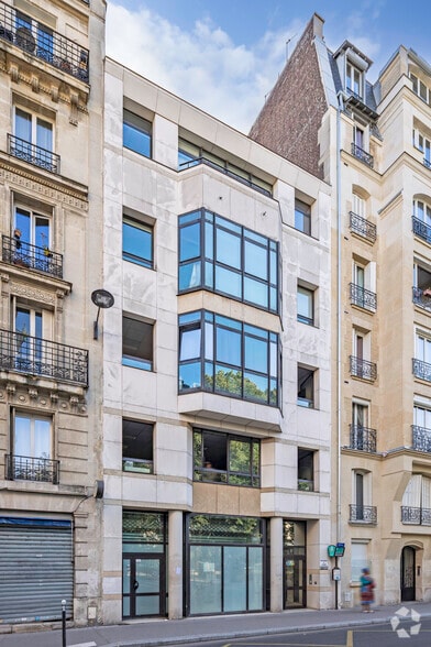 18 Rue Stephenson, Paris à louer - Photo du bâtiment - Image 2 de 2