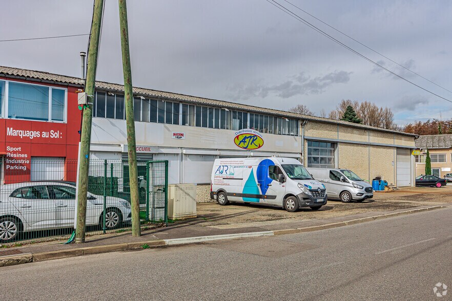 Flex in Saint-Genis-Laval for lease - Building Photo - Image 2 of 2