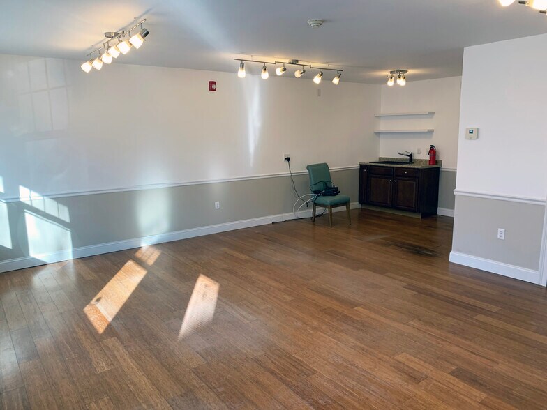 8 Patriot Dr, Dover, NH à vendre - Photo du bâtiment - Image 2 de 4