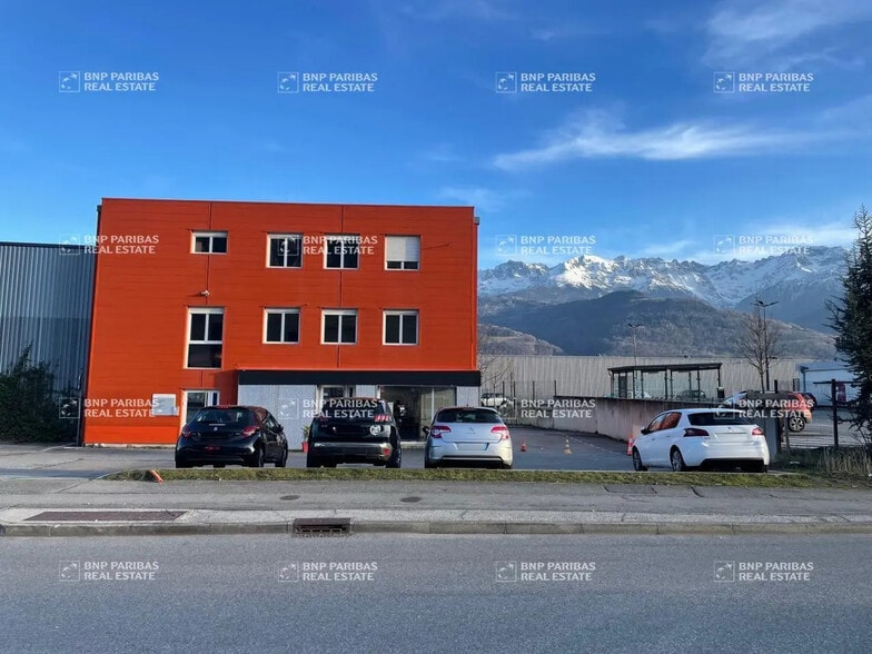 Office in Crolles for lease - Building Photo - Image 2 of 10