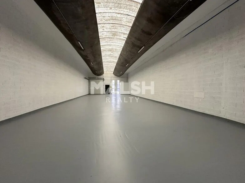 Flex in Saint-Priest for lease - Interior Photo - Image 3 of 5