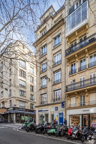 Rue Des Martyrs, Paris à louer - Photo du bâtiment - Image 2 de 3