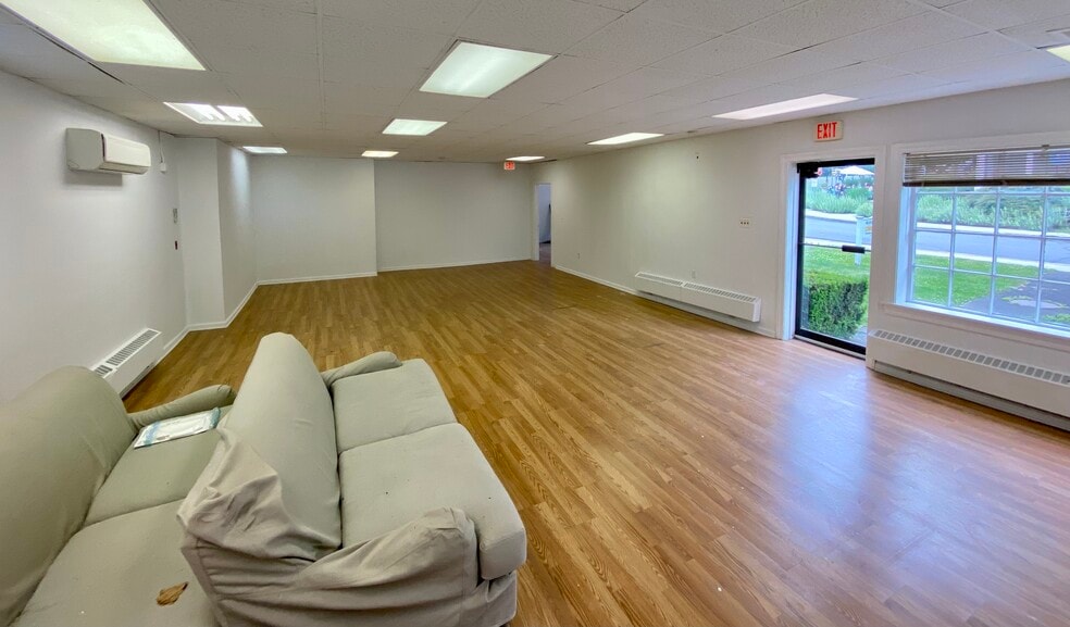 12 Old Mill Rd, Redding, CT for sale - Interior Photo - Image 3 of 12