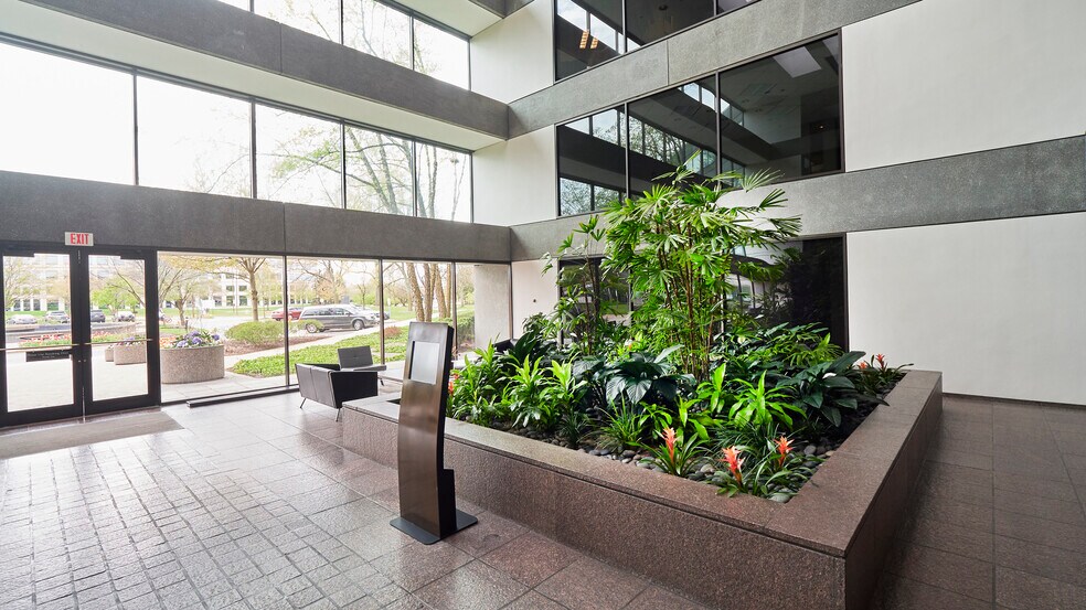 215 Shuman Blvd, Naperville, IL for lease - Lobby - Image 3 of 4