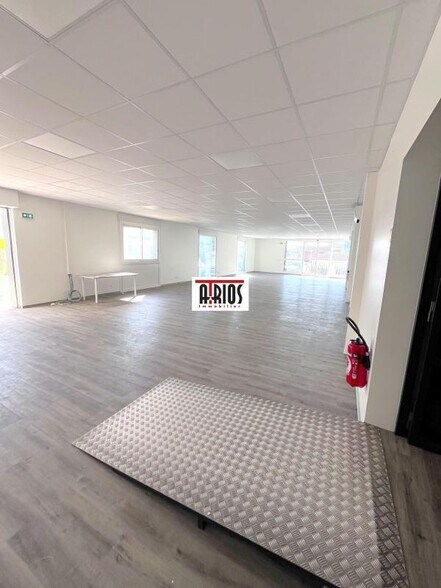 Retail in La Garde for lease - Interior Photo - Image 1 of 7