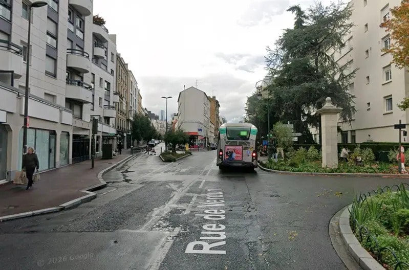 Retail in Suresnes for lease - Building Photo - Image 2 of 2