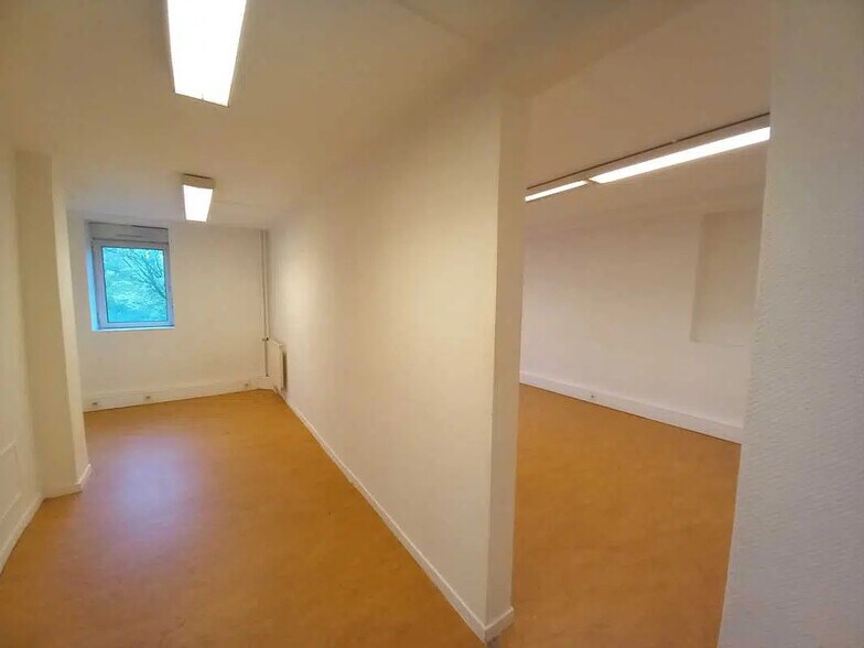 Bureau dans Saint-Priest à louer - Photo du bâtiment - Image 3 de 8