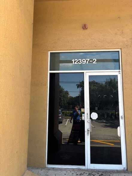 12393-12399 Pembroke Rd, Pembroke Pines, FL for lease - Building Photo - Image 2 of 16