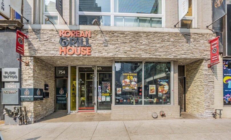 754 Yonge St, Toronto, ON à louer - Photo du bâtiment - Image 2 de 3