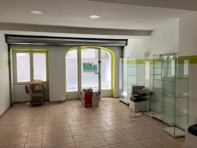 Retail in Lyon for lease Interior Photo- Image 1 of 14