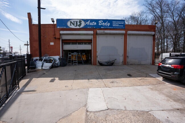 Plus de détails pour 615 Frelinghuysen Ave, Newark, NJ - Commerce de détail à vendre
