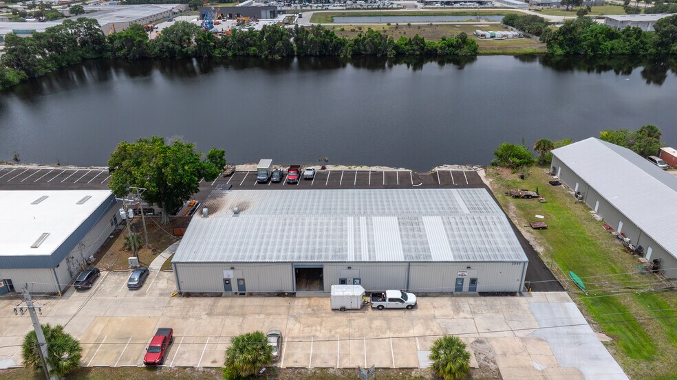 2853 Kirby Cir NE, Palm Bay, FL à louer - Photo du bâtiment - Image 2 de 11