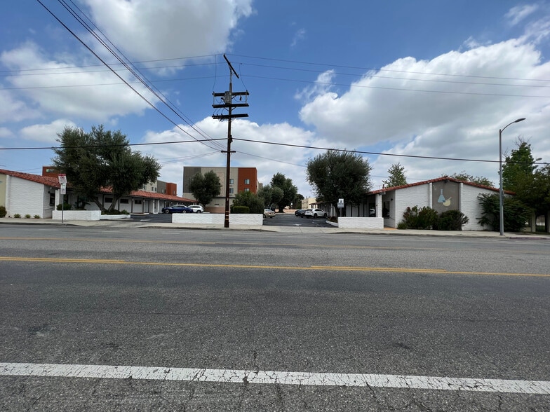 10230-10234 Canoga Ave, Chatsworth, CA à louer - Photo du bâtiment - Image 3 de 3