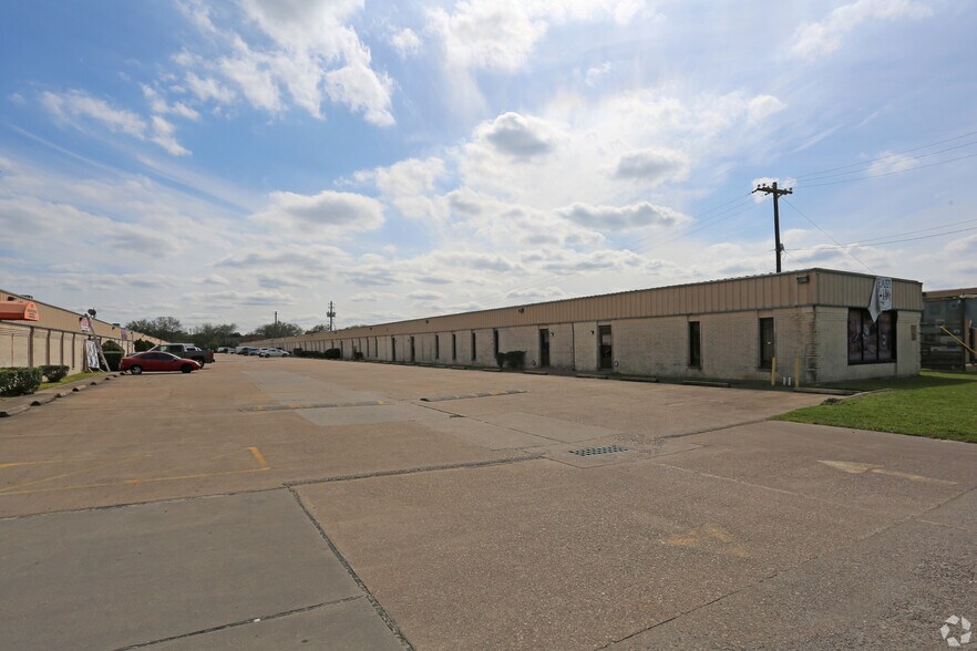 9777 Harwin Dr, Houston, TX à louer - Photo du bâtiment - Image 2 de 2