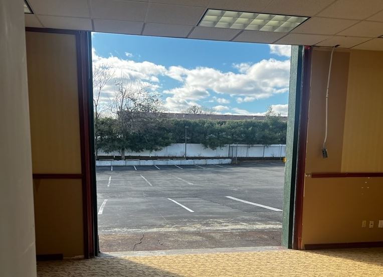 220 Broadhollow Rd, Farmingdale, NY à vendre - Photo du bâtiment - Image 3 de 11