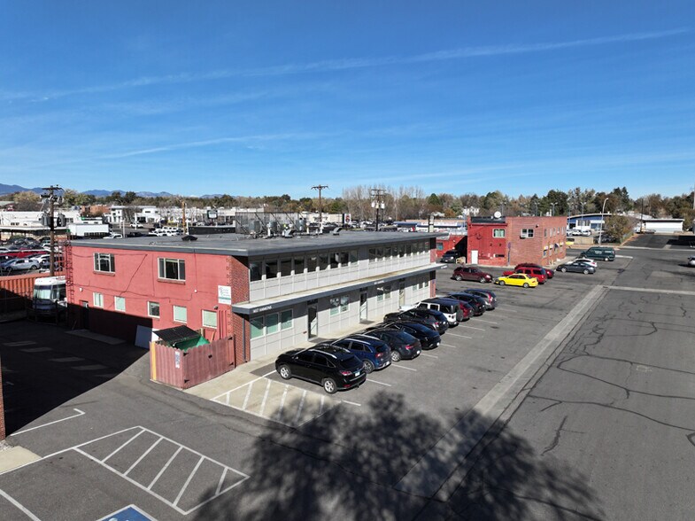 Multifamily, Office & Retail Porfolio portfolio of 3 properties for sale on LoopNet.ca - Primary Photo - Image 3 of 27