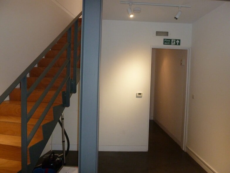 6 Electric Para, Surbiton for lease - Interior Photo - Image 3 of 4