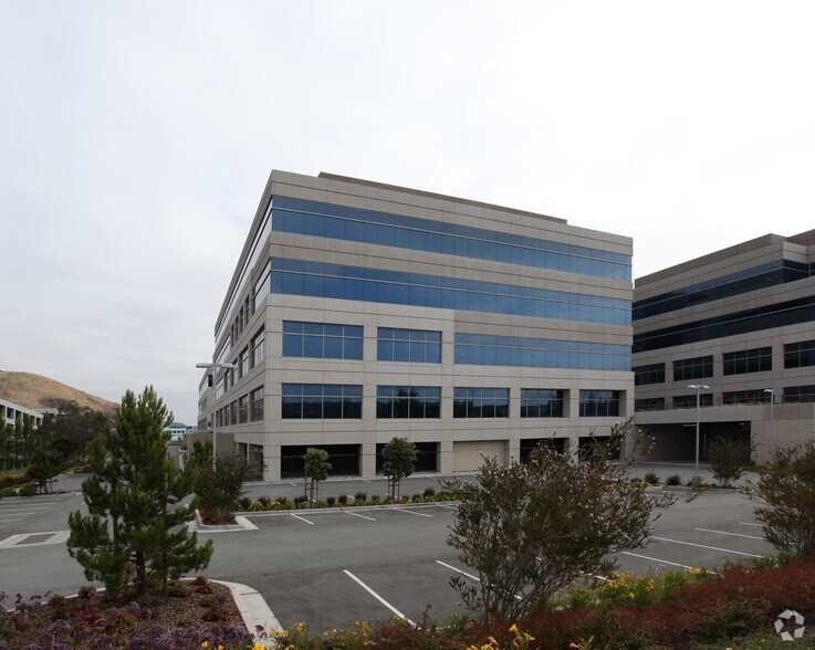 331 Oyster Point Blvd, South San Francisco, CA à louer - Photo du bâtiment - Image 2 de 9