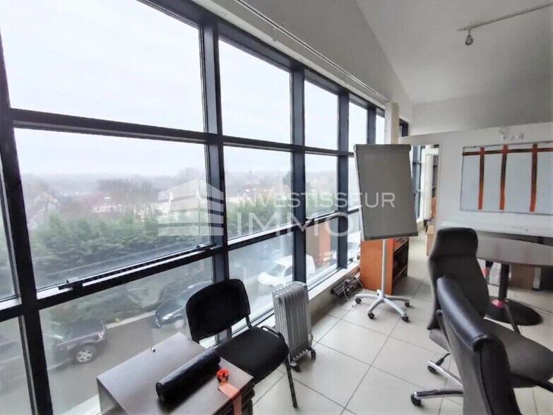 Flex in Émerainville for lease - Interior Photo - Image 2 of 7