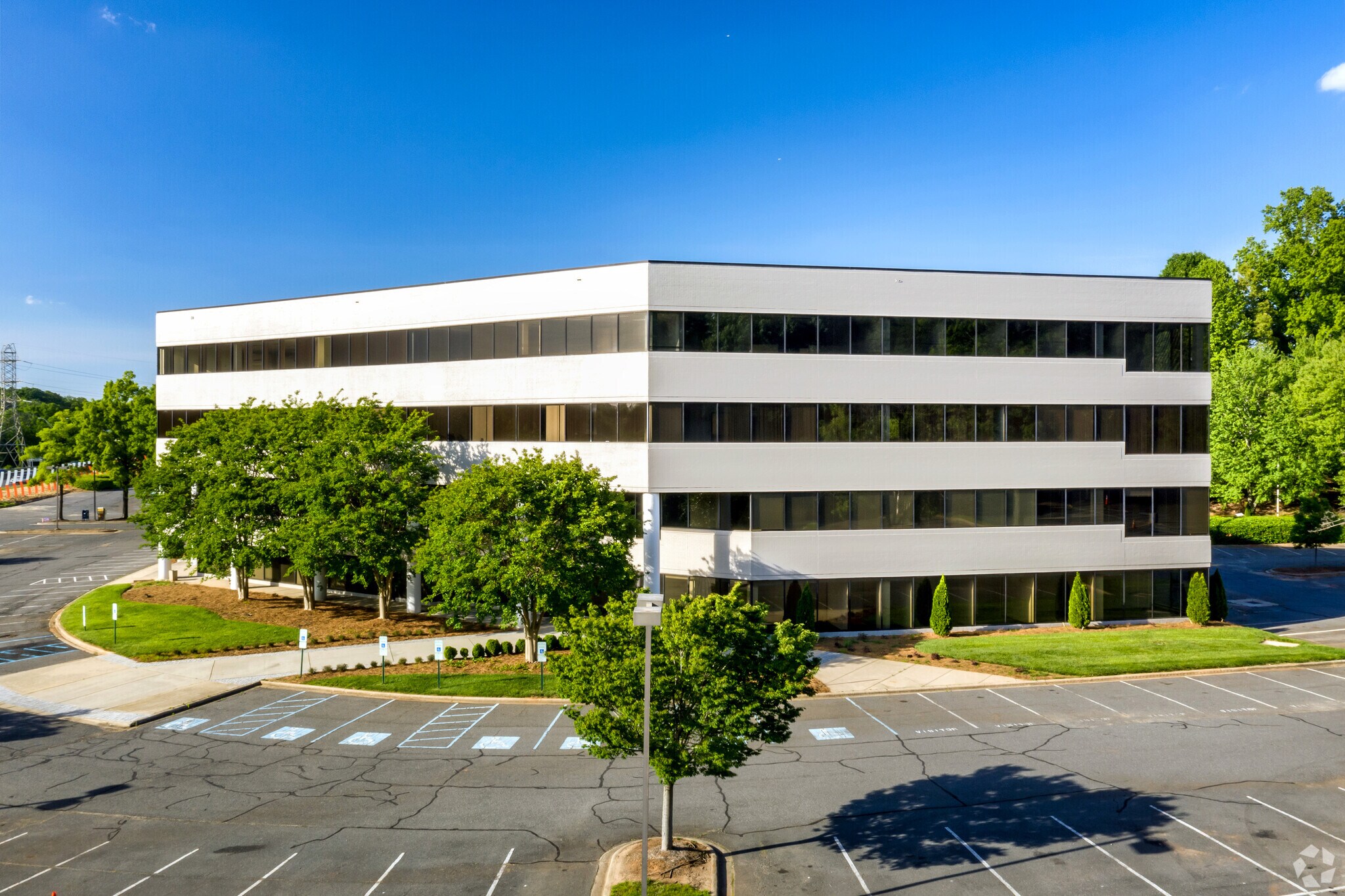 5250 77 Center Dr, Charlotte, NC à louer Photo du bâtiment- Image 1 de 22