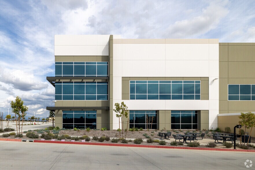 20201 Caroline Way, Riverside, CA à louer - Photo du bâtiment - Image 2 de 8