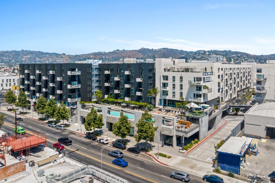 6677 W Santa Monica Blvd, Los Angeles, CA à louer - Photo du bâtiment - Image 1 de 3