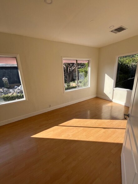 931 N La Cienega Blvd, Los Angeles, CA à louer - Photo du bâtiment - Image 3 de 28