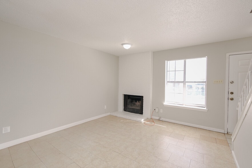 2813 Wimbledon Ct, Garland, TX for sale - Building Photo - Image 2 of 15