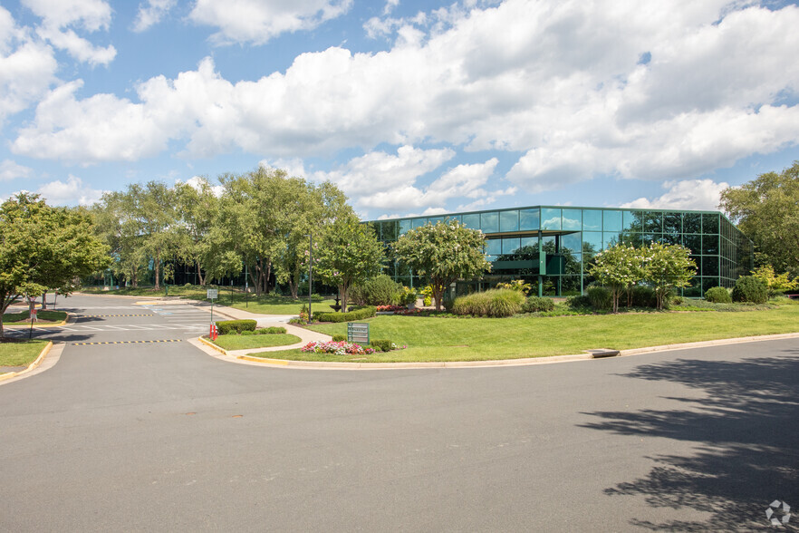 14104-14116 Newbrook Dr, Chantilly, VA for lease - Building Photo - Image 1 of 6