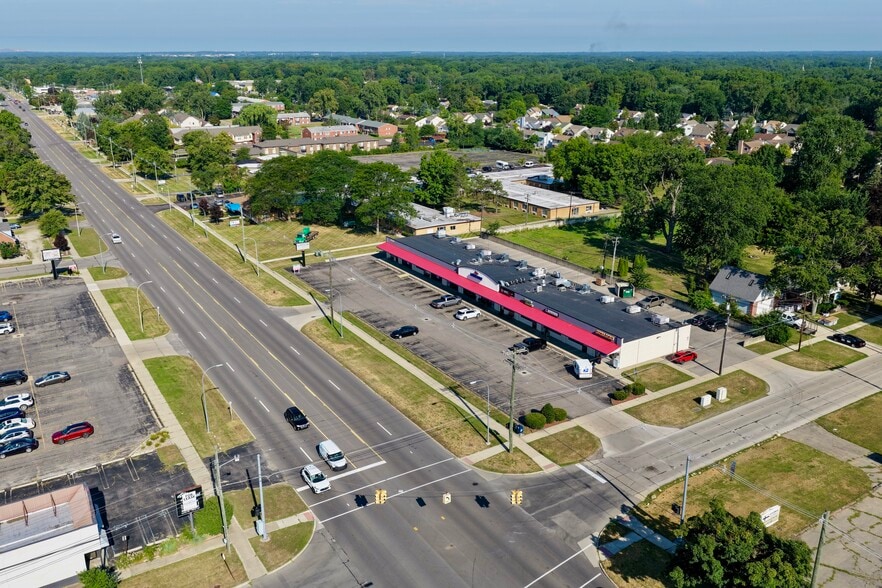 28400-28422 5 Mile Rd, Livonia, MI for lease - Building Photo - Image 3 of 5