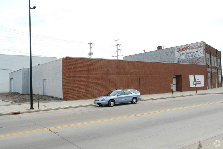 327 Broadway, Green Bay, WI for sale - Building Photo - Image 1 of 3