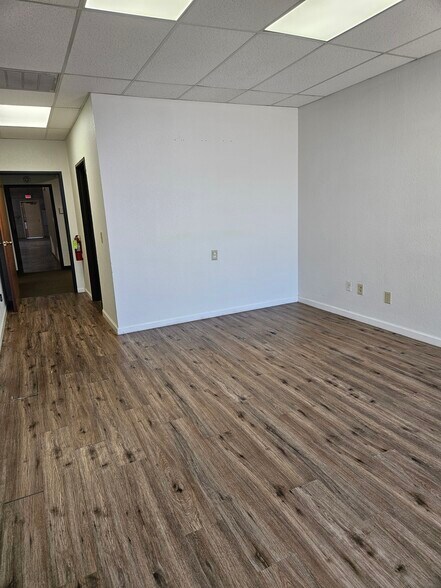 3426-3500 S Lakeside Dr, Oklahoma City, OK for lease - Building Photo - Image 3 of 8