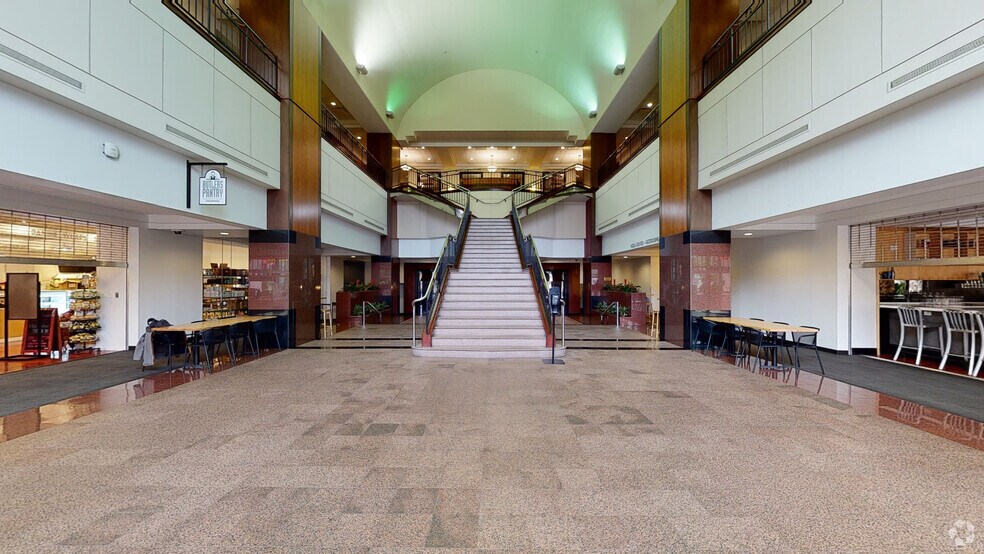 50 E Rivercenter Blvd, Covington, KY à louer - Photo intérieure - Image 2 de 18