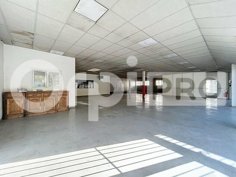 Retail in Creil for sale - Interior Photo - Image 2 of 9