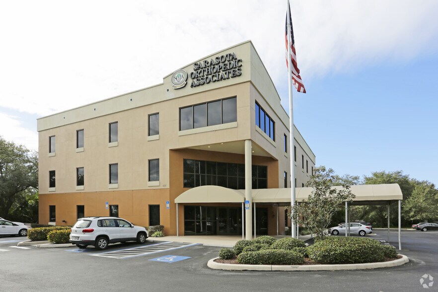 435 Commercial Ct, Venice, FL à louer - Photo principale - Image 1 de 30