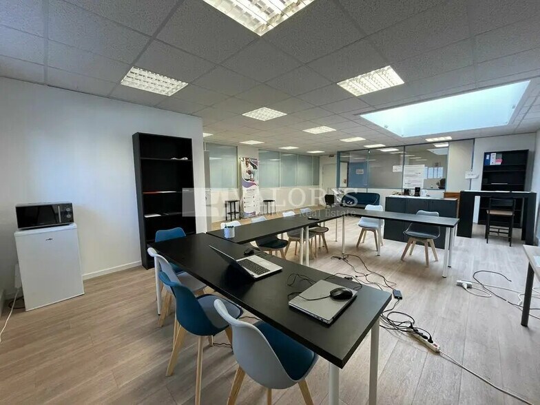 Office in Marseille for lease - Building Photo - Image 3 of 13