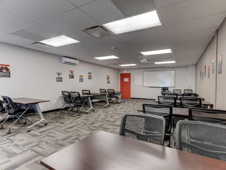 7005 44 St, Lloydminster, AB à louer - Photo du bâtiment - Image 3 de 17