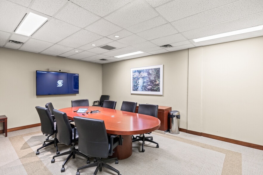 478 Bernard Av, Kelowna, BC for lease - Interior Photo - Image 2 of 20