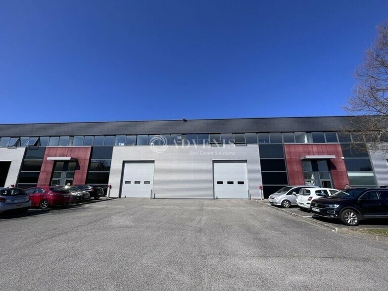 2 Rue Du Maréchal De Lattre De Tassigny, Élancourt à louer - Photo du bâtiment - Image 3 de 5