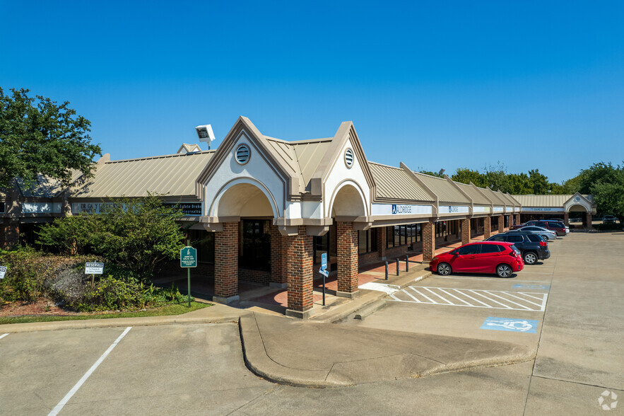 2441-2485 Forest Park Blvd, Fort Worth, TX for lease - Building Photo - Image 1 of 20