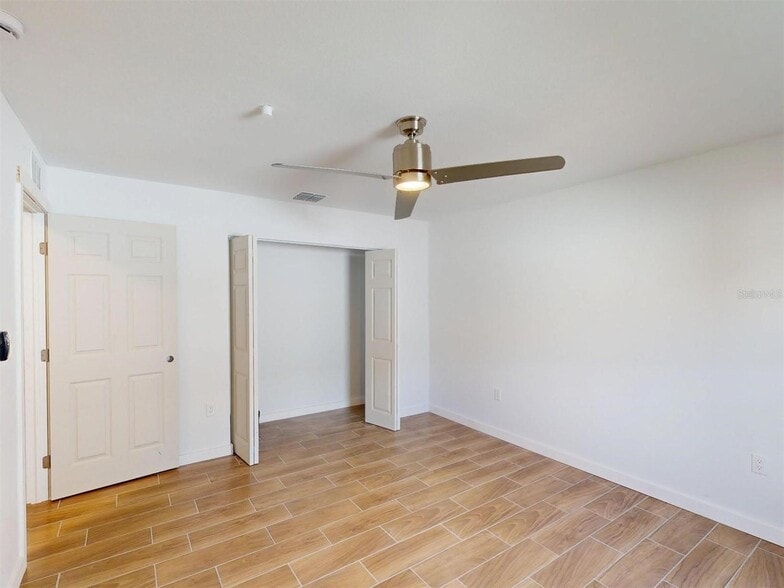 1215 Capricorn Blvd, Punta Gorda, FL à vendre - Photo du bâtiment - Image 2 de 9